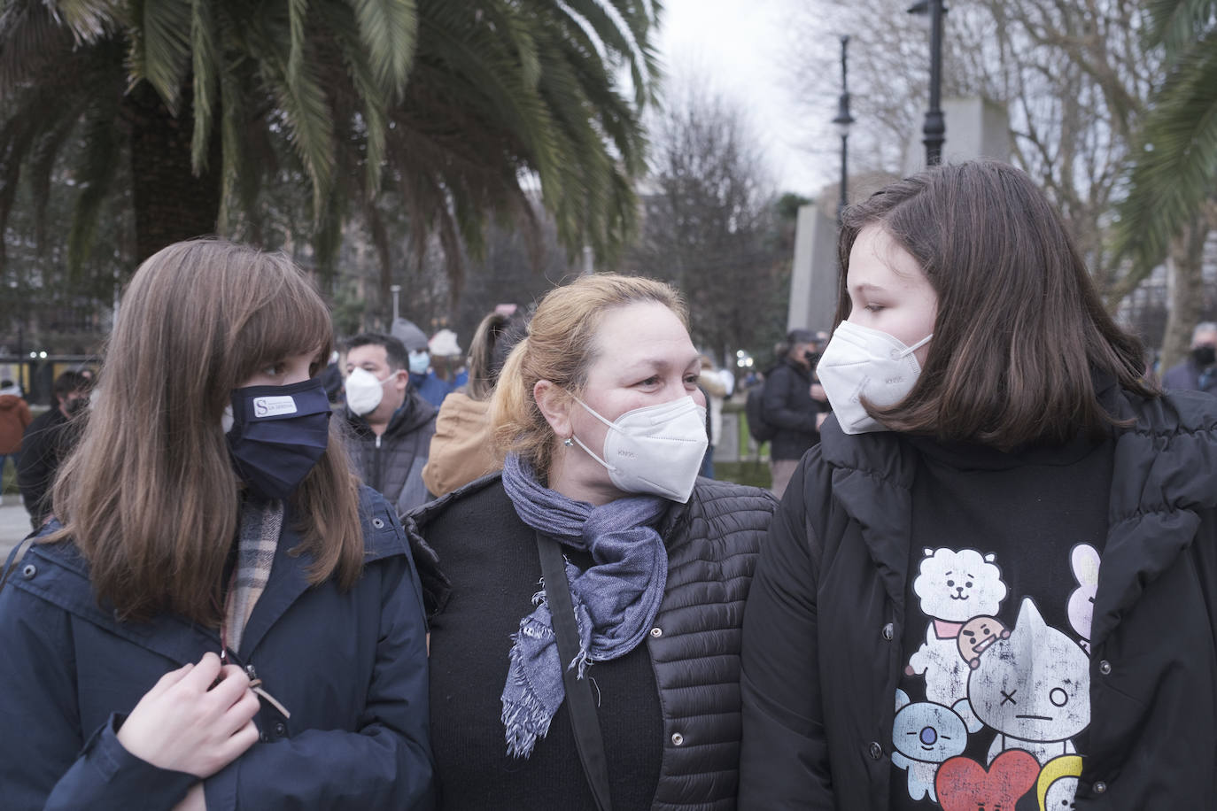 Los hosteleros asturianos han vuelto a salir a las calles de Gijón y Oviedo para protestar contra las últimas medidas adoptadas por el Gobierno regional para hacer frente a la pandemia; unas restricciones que pasan por prohibir la actividad en el interior de los locales en los concejos más afectados por el virus. 