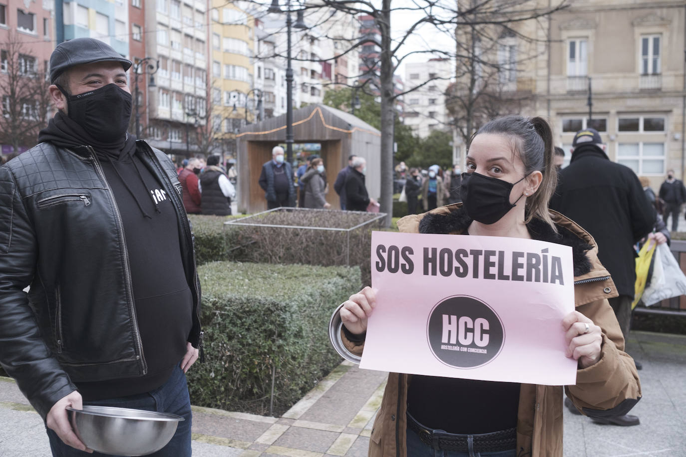 Los hosteleros asturianos han vuelto a salir a las calles de Gijón y Oviedo para protestar contra las últimas medidas adoptadas por el Gobierno regional para hacer frente a la pandemia; unas restricciones que pasan por prohibir la actividad en el interior de los locales en los concejos más afectados por el virus. 