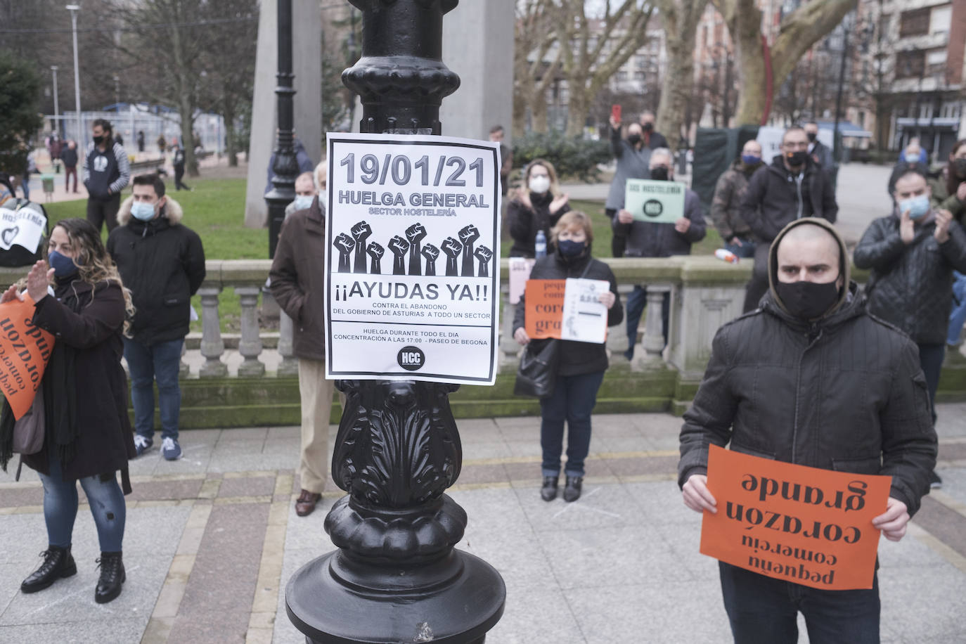 Los hosteleros asturianos han vuelto a salir a las calles de Gijón y Oviedo para protestar contra las últimas medidas adoptadas por el Gobierno regional para hacer frente a la pandemia; unas restricciones que pasan por prohibir la actividad en el interior de los locales en los concejos más afectados por el virus. 
