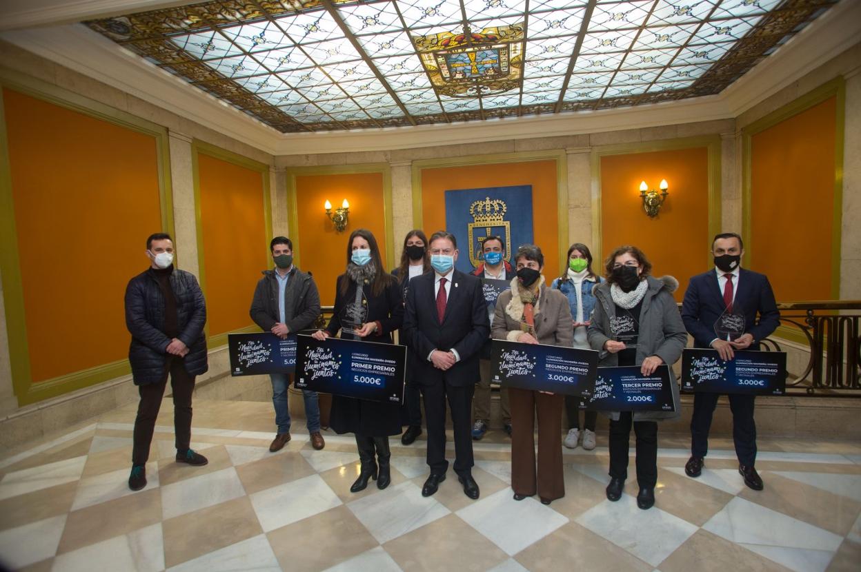 El alcalde con los ganadores del Concurso de Iluminación Navideña, ayer en la Casa Consistorial. 