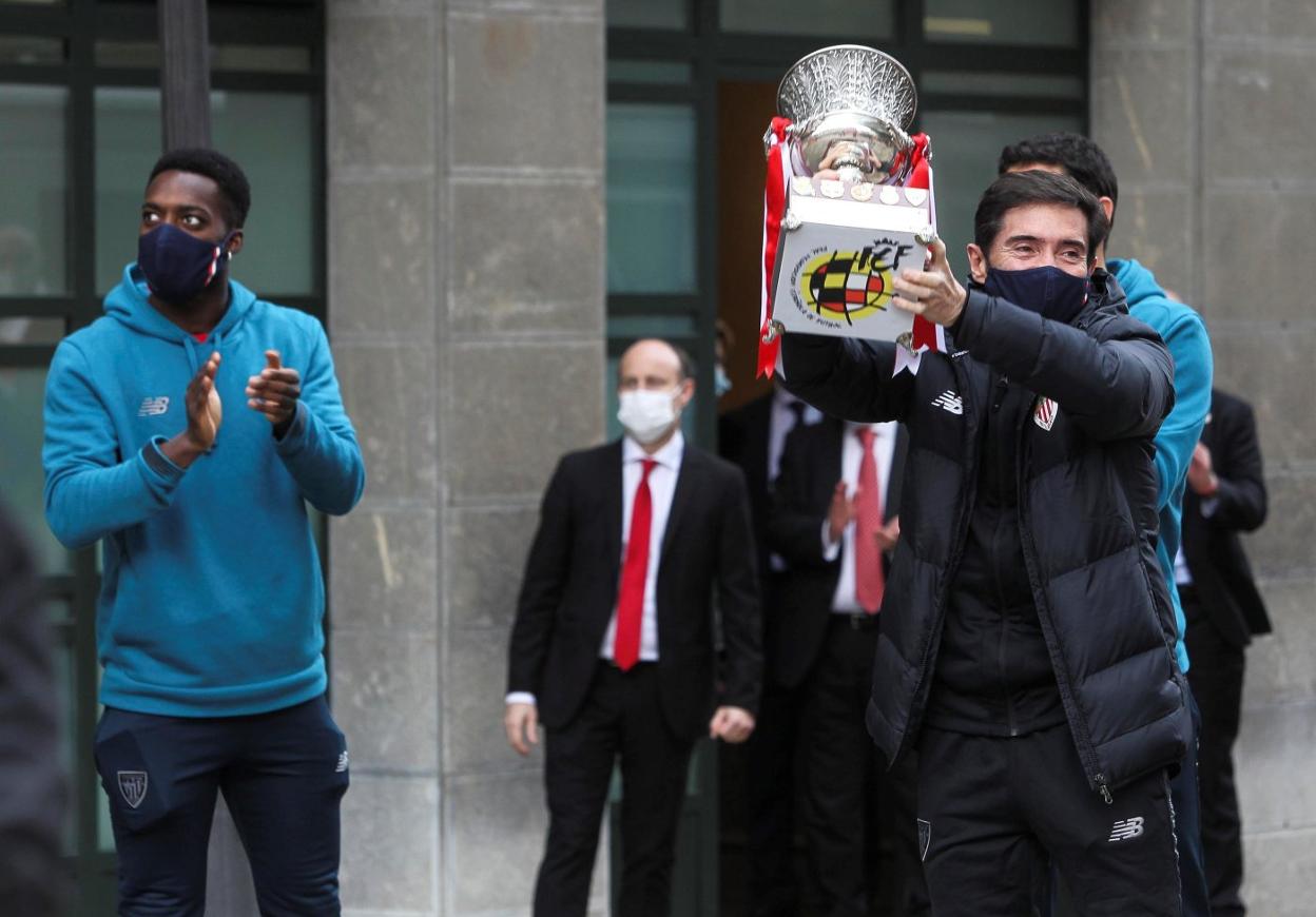 Marcelino alza la copa de campeones de la Supercopa de España, que puso fin a más de cinco años de sequía de títulos del Athletic. 