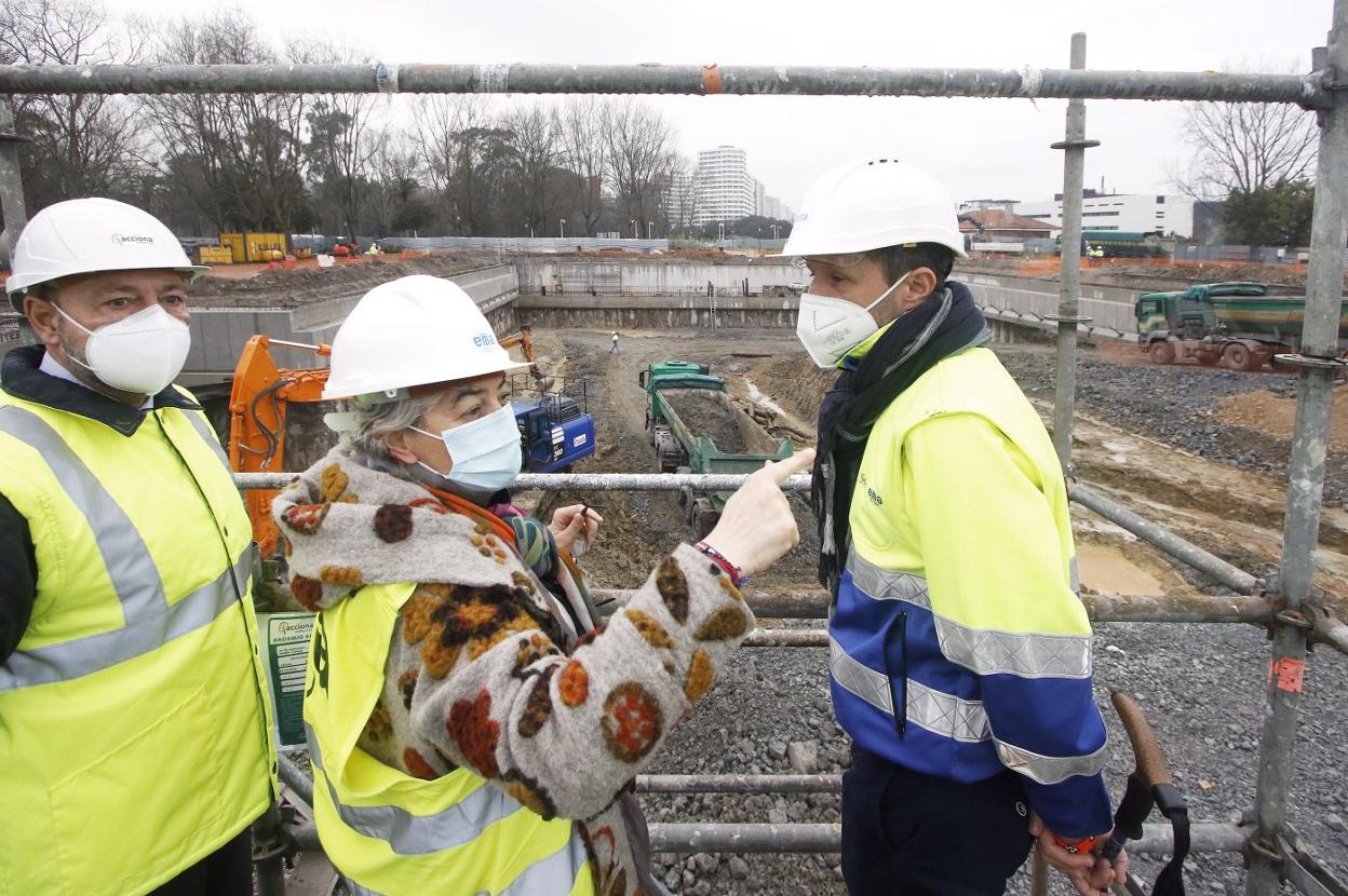 a González, durante la visita a la obra del pozo de tormentas del parque de los Hermanos Castro. 