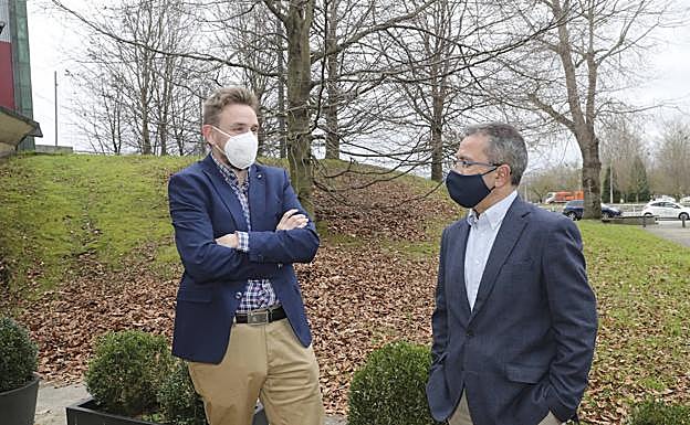 Enrique Granda y Rafael Cómitre, representantes de Reale Seguros, en Asturias. 