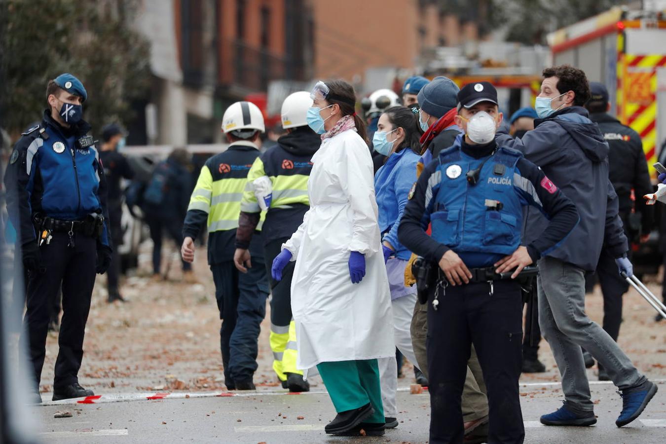 La gente reacciona después de una explosión mortal en un edificio perteneciente a la Iglesia Católica en el centro de Madrid.