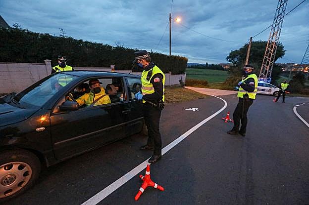 Uno de los controles perimetrales, en este caso en el límite de San Cristóbal y Coto Carcedo, llevado a cabo ayer por la Policía Local de Avilés. 