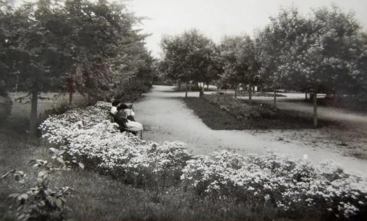 Parque de Isabel la Católica, a mediados del siglo pasado.