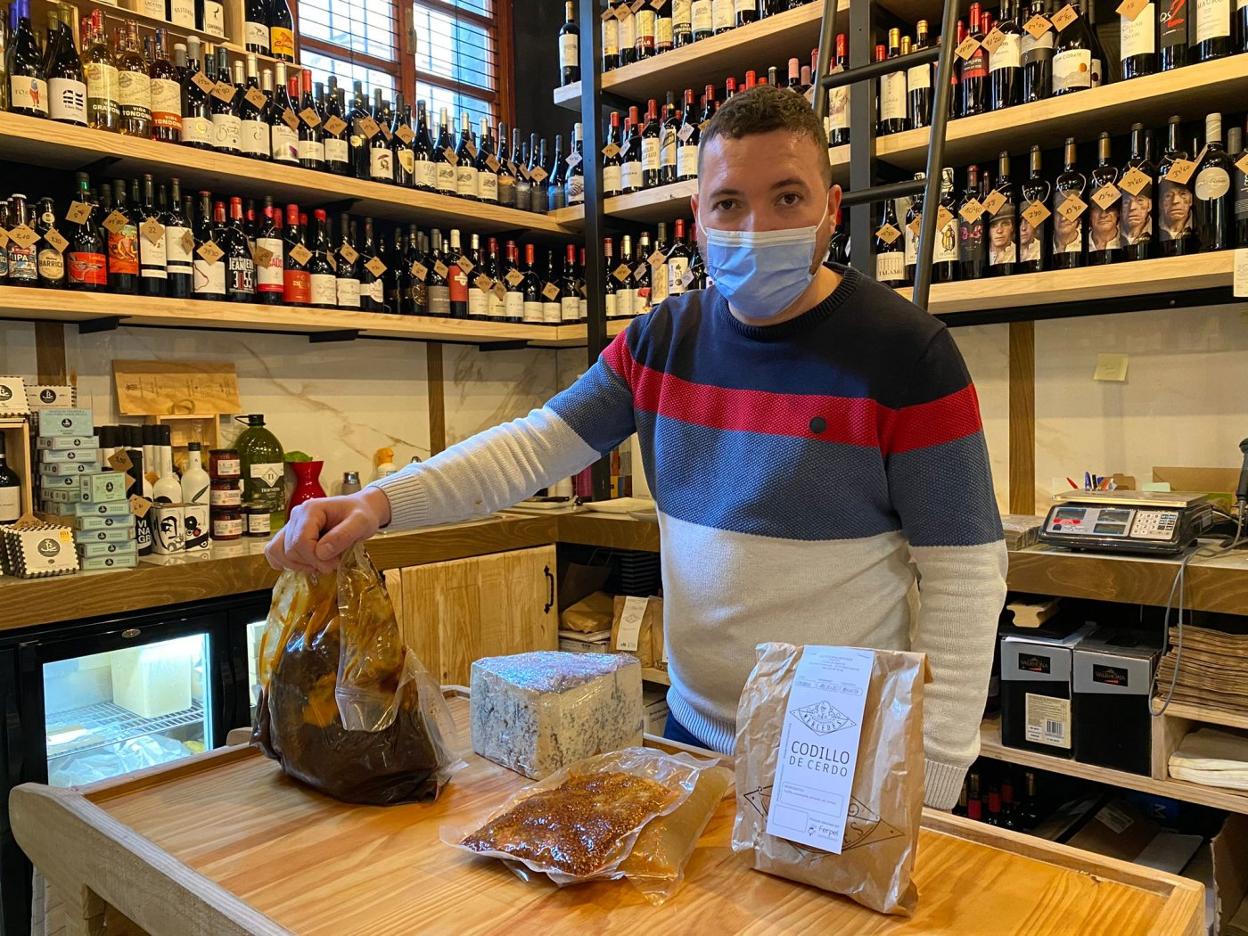 Elio Fernández en la plaza de abastos de Navia. 