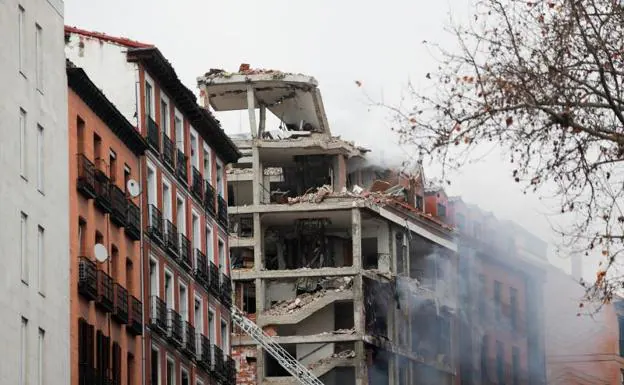 El edificio afectado, al fondo de la calle. 