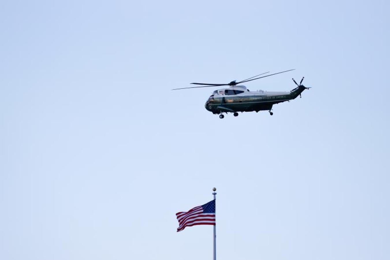 El helicóptero presidencial abandona la Casa Blanca. 