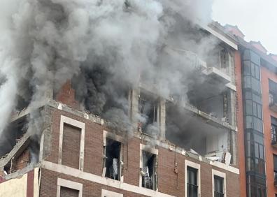 Imagen secundaria 1 - Imagen del edificio afectado y de momentos después de la explosión