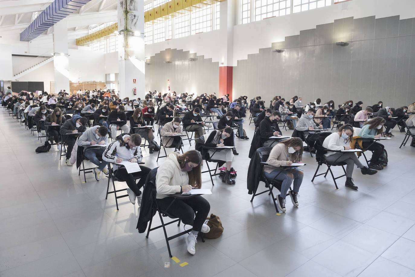 Alumnos en pleno examen en la Laboral Centro de Arte.