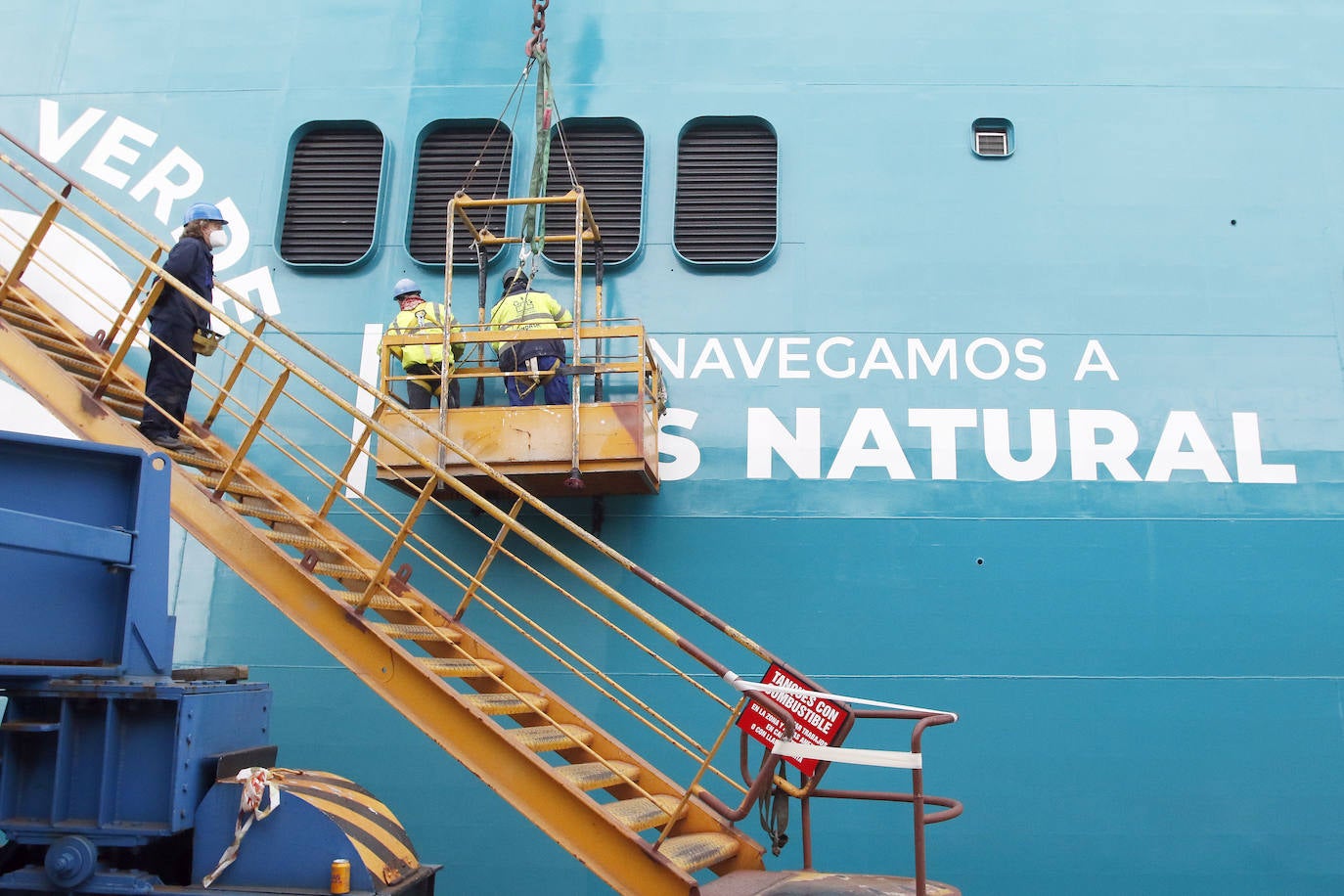 El catamarán para Balearia, el primero del mundo propulsado por gas licuado, a punto de iniciar las últimas pruebas en la costa gijonesa.