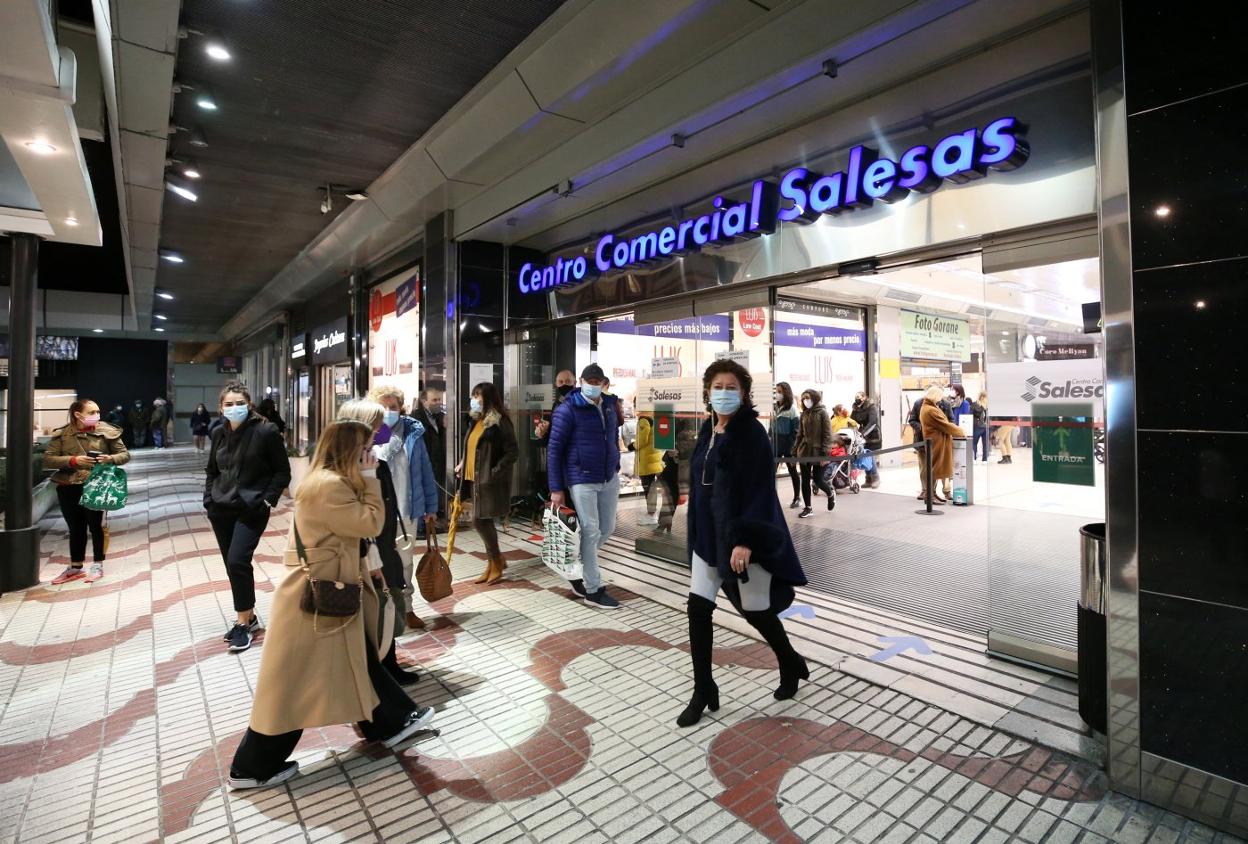 Clientes ante la puerta principal de las Salesas, que mantendrá abiertos sus comercios declarados esenciales. 