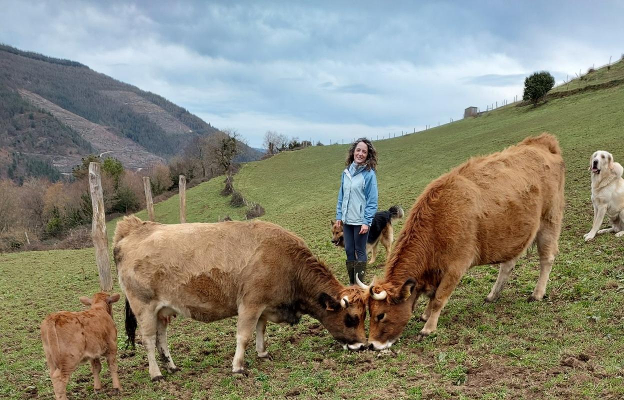 Noelia de Prado, rodeada de reses de razas autóctonas en la ganadería Casa Cabo. 