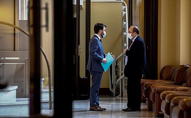 Pere Aragonès (ERC) y Miquel Iceta (PSC) conversan en los pasillos del Parlament. 