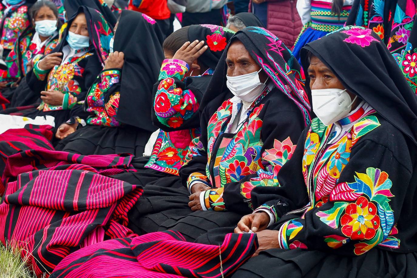 Campesinos aymaras de Puno, en Perú, han cumplido con la tradicional ceremonia de homenaje a la Madre Tierra que se celebra cada tercer jueves del año en una ladera situada en la frontera con Bolivia a 4.000 metros de altitud. Los participantes han disfrutado de la música y bailes populares y han lucido los trajes típicos, complementados este año con mascarillas contra el coronavirus. 