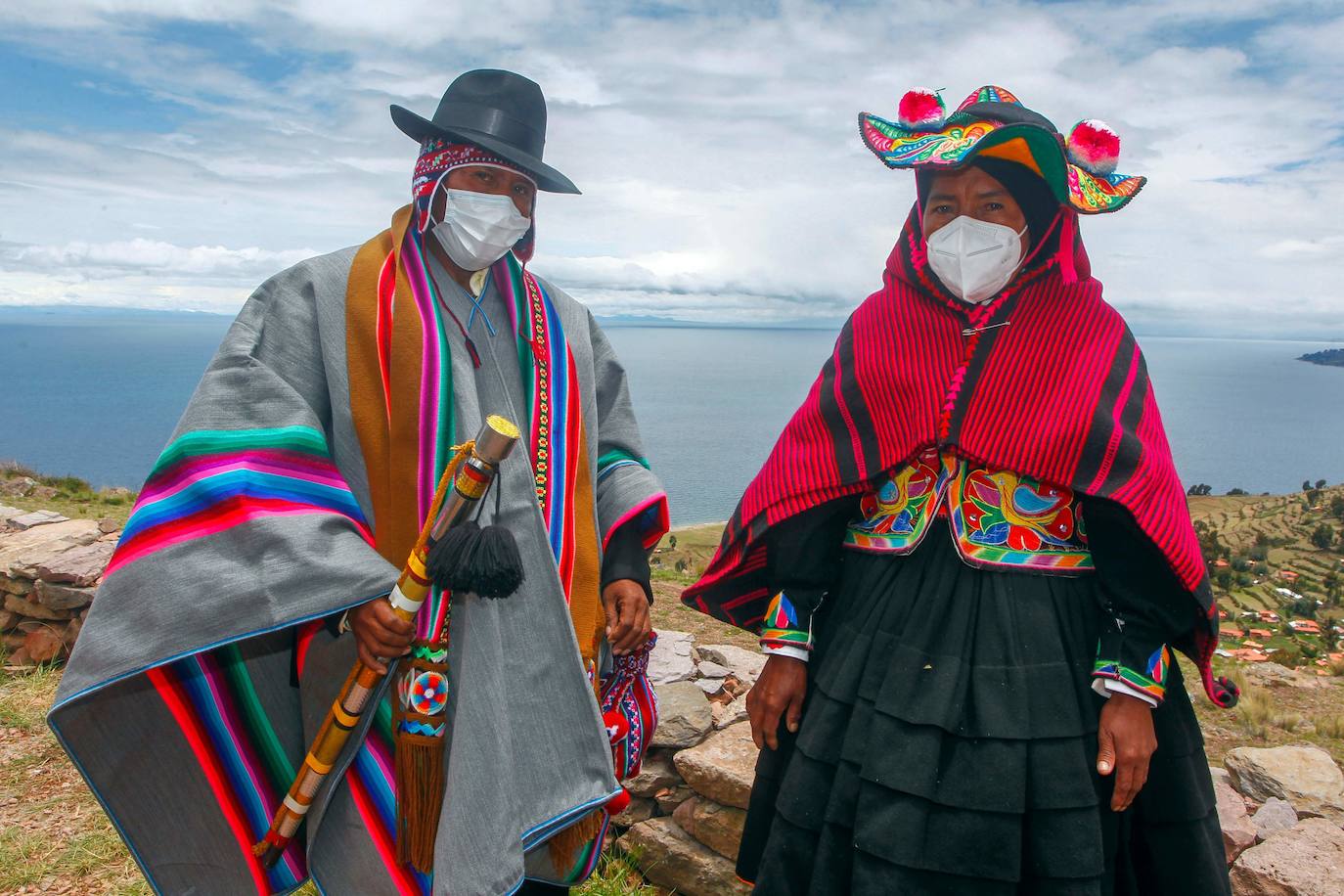 Campesinos aymaras de Puno, en Perú, han cumplido con la tradicional ceremonia de homenaje a la Madre Tierra que se celebra cada tercer jueves del año en una ladera situada en la frontera con Bolivia a 4.000 metros de altitud. Los participantes han disfrutado de la música y bailes populares y han lucido los trajes típicos, complementados este año con mascarillas contra el coronavirus. 