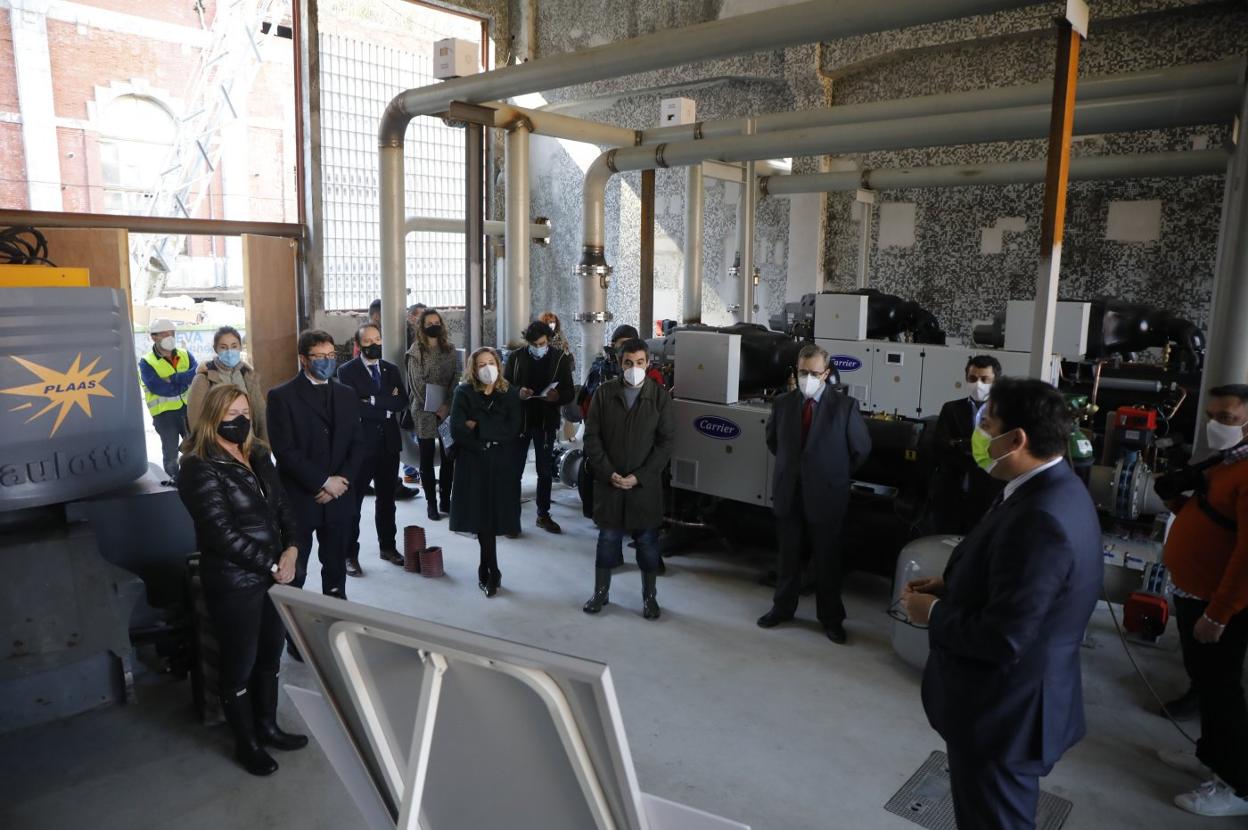 Las autoridades, durante su visita al Pozo Fondón para conocer el funcionamiento de los equipos de la red de geotermia. 