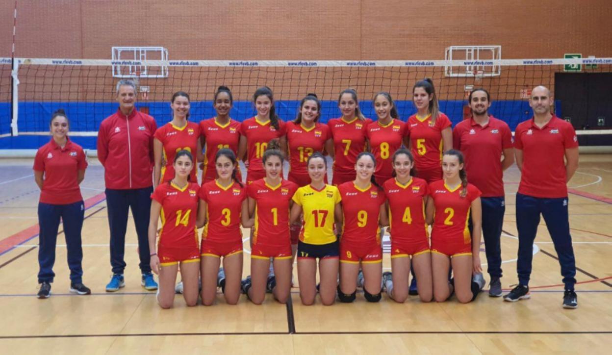Eva Bravo (9) y Claudia Fernández (17), con la selección española sub15 en Torrejón de Ardoz (Madrid). 