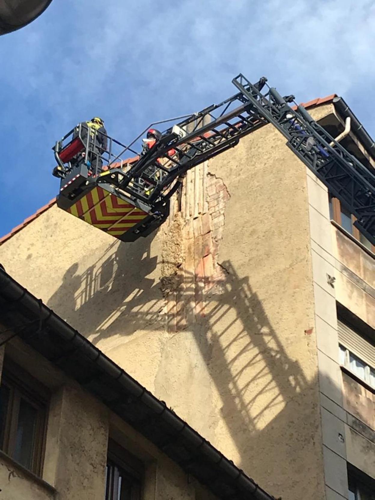 Los bomberos durante el saneamiento de la fachada. 