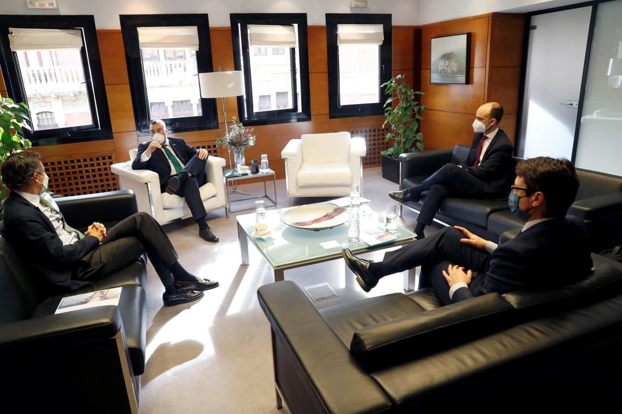 Barbón y el consejero de Industria, con los directivos de Fertiberia. 