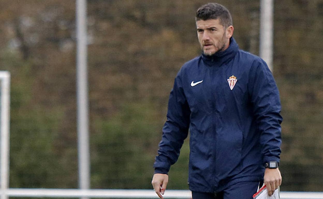 Samuel Baños, durante un entrenamiento del Sporting B.