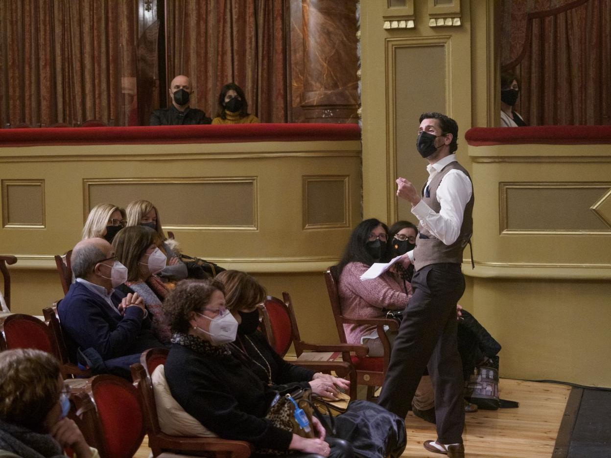 Botto se mezcló entre el público durante su interpretación.