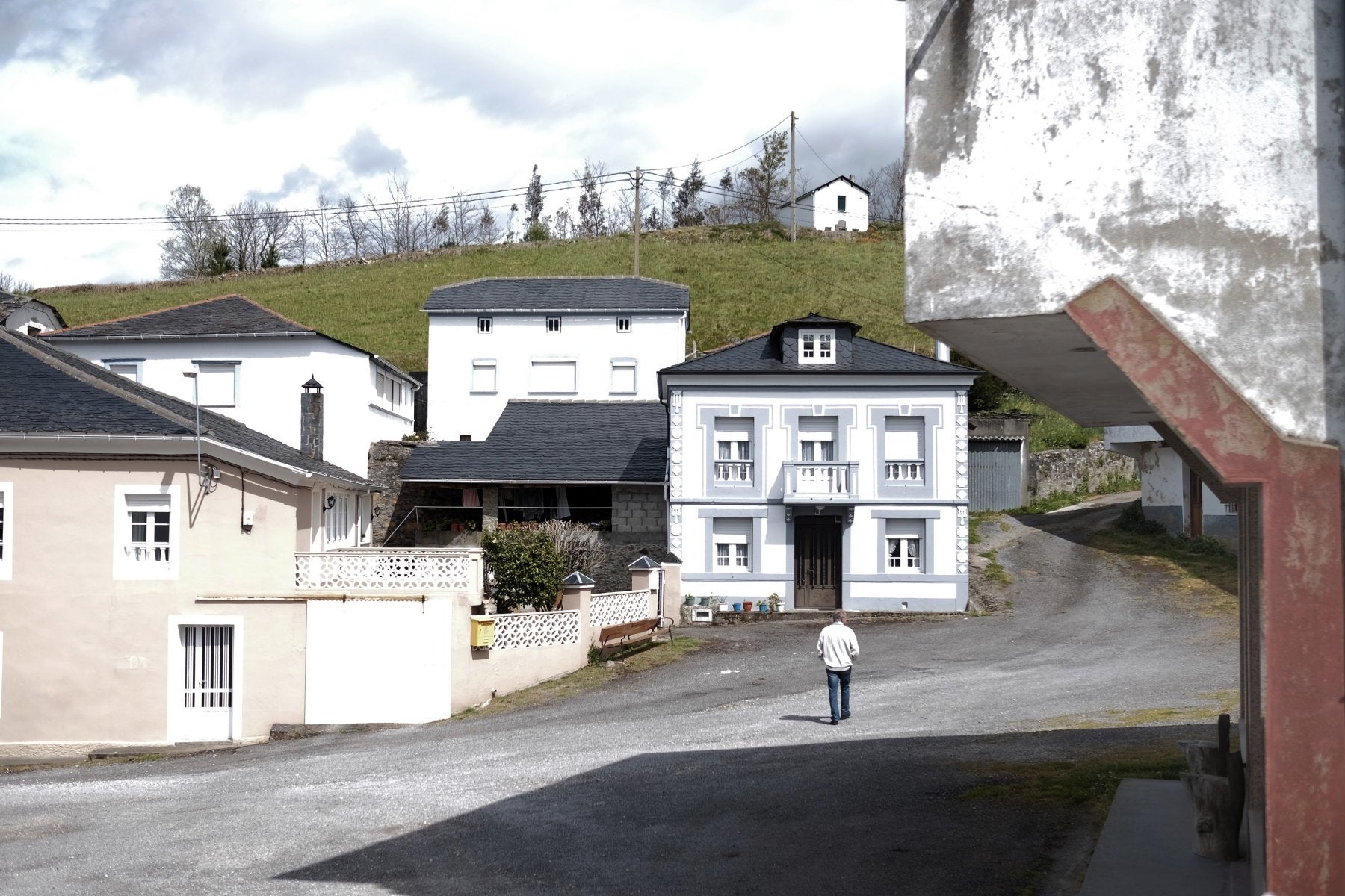 Un solitario vecino en Ponticiella, en el concejo de Villayón. 