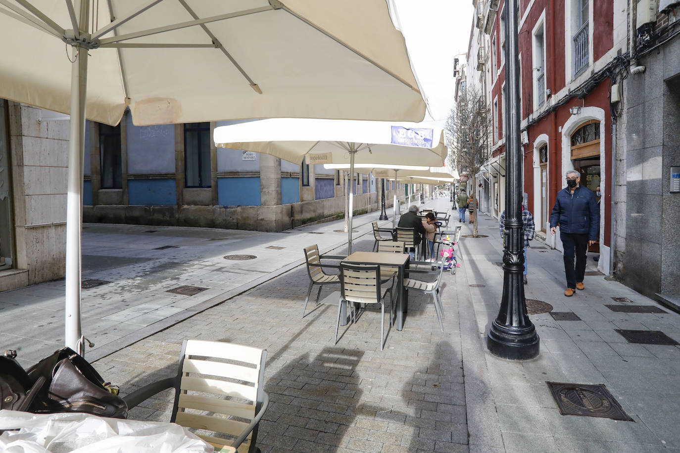 Lleno en las calles de Oviedo y en las terrazas de Mieres que contrasta con el vacío en Grado. En Gijón, la afluencia va por barrios.