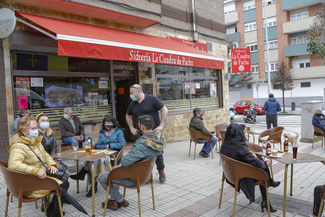 Lleno en las calles de Oviedo y en las terrazas de Mieres que contrasta con el vacío en Grado. En Gijón, la afluencia va por barrios.