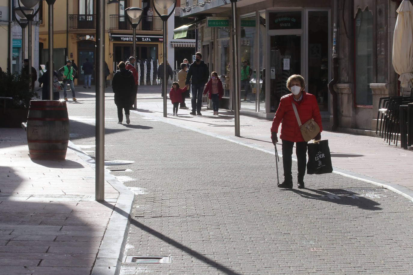 Lleno en las calles de Oviedo y en las terrazas de Mieres que contrasta con el vacío en Grado. En Gijón, la afluencia va por barrios.