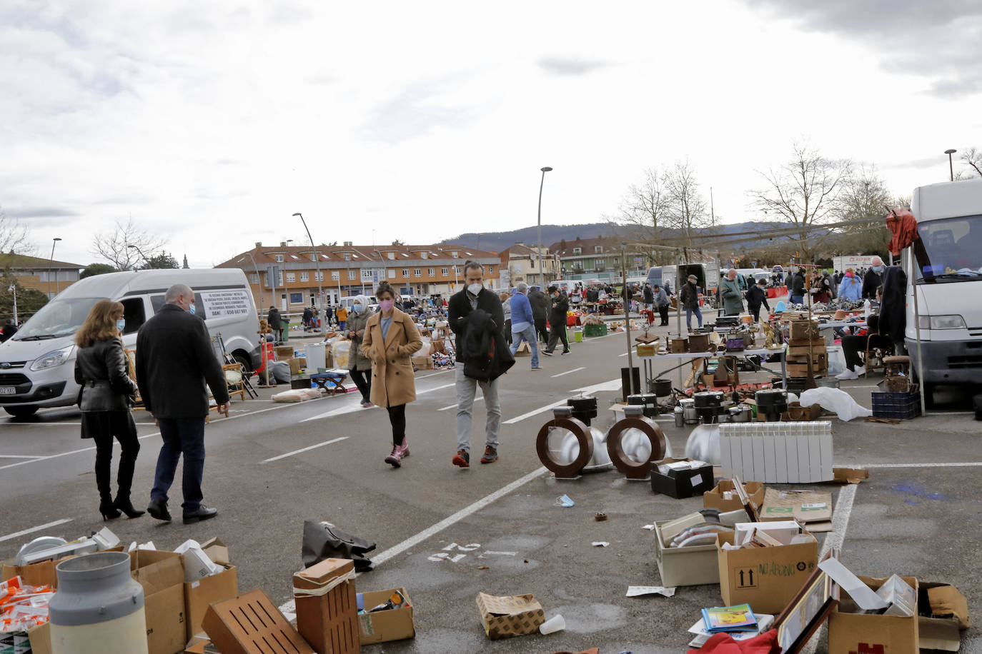 Lleno en las calles de Oviedo y en las terrazas de Mieres que contrasta con el vacío en Grado. En Gijón, la afluencia va por barrios.