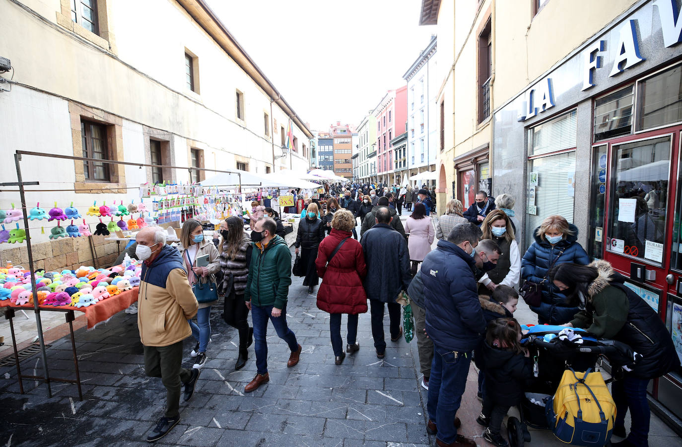 Lleno en las calles de Oviedo y en las terrazas de Mieres que contrasta con el vacío en Grado. En Gijón, la afluencia va por barrios.