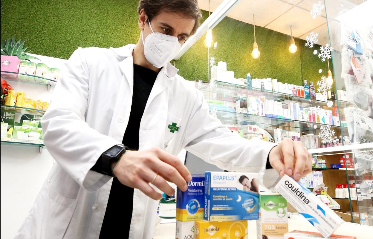 Eduardo Arnáez muestra antigripales y productos contra el imsonio. 