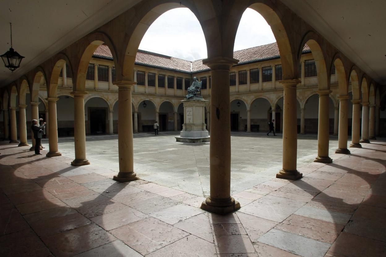 Claustro de la Universidad de Oviedo, institución que vivirá unas elecciones diferentes. 