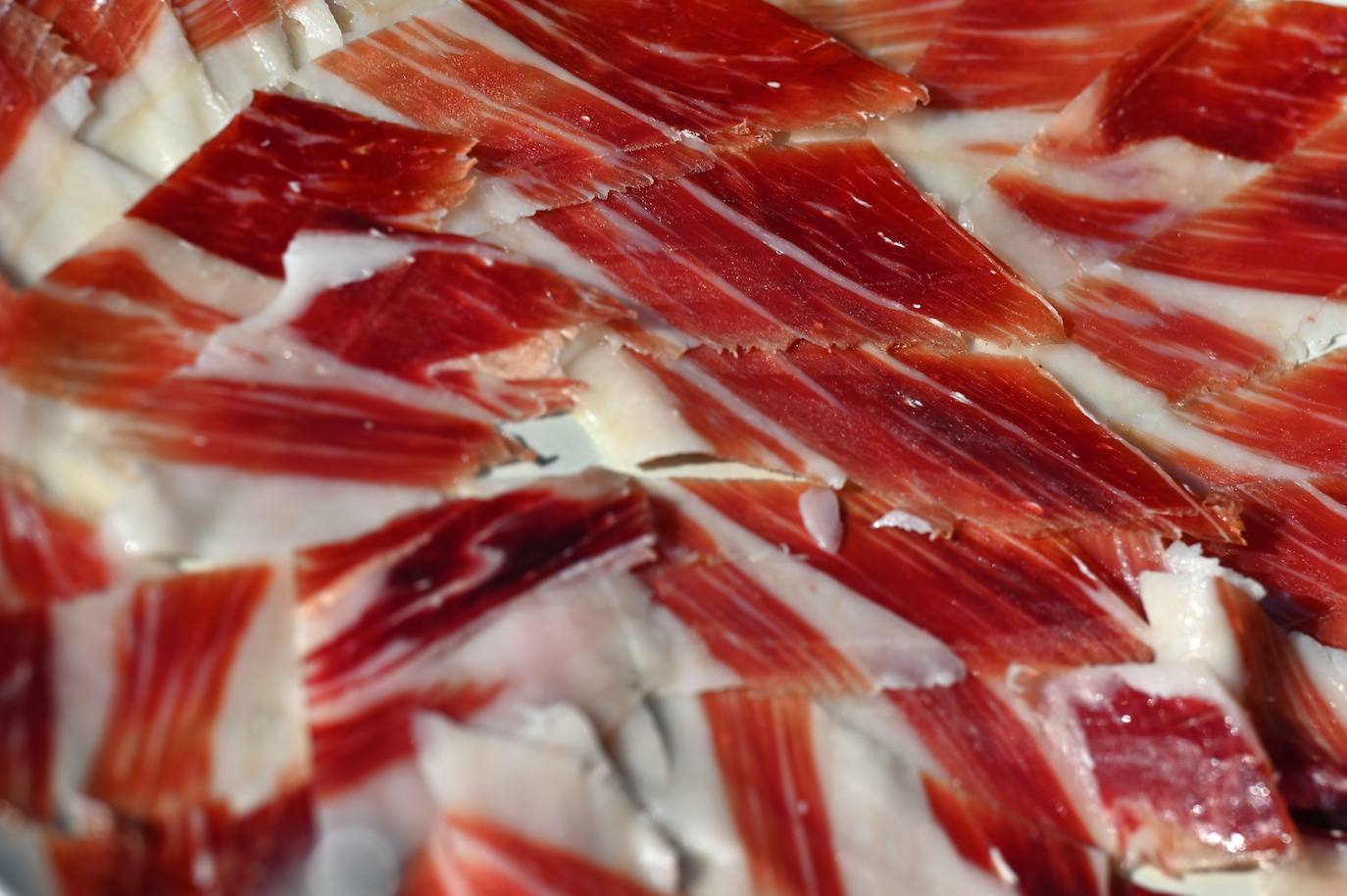 El jamón ibérico es el nombre que se da exclusivamente a los jamones procedentes del cerdo ibérico, o raza negra ibérica. El secreto de su sabor se debe a la dieta de bellotas de los cerdos. Los animales de las imágenes se alimentan en un amplio campo verde en Membrio, cerca de Cáceres. 