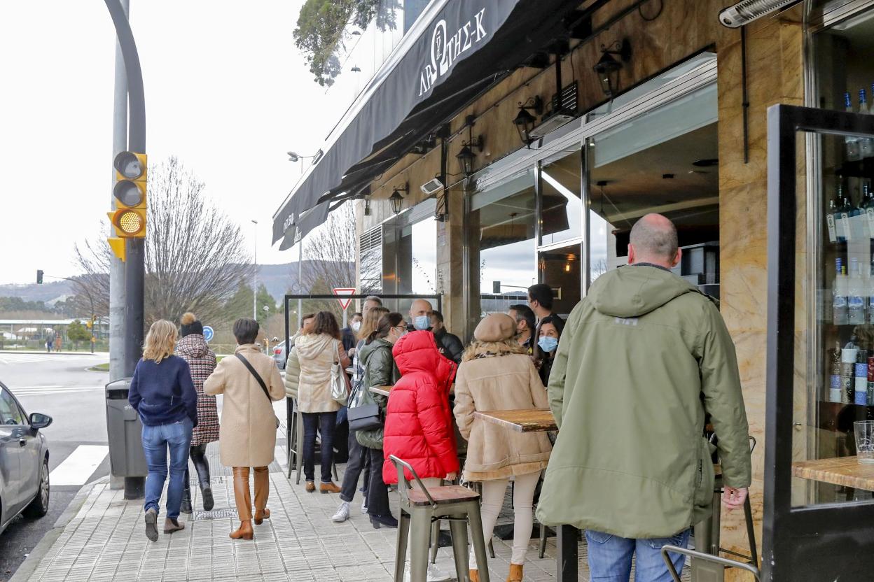 Una concurrida terraza de Viesques, ayer por la mañana. 