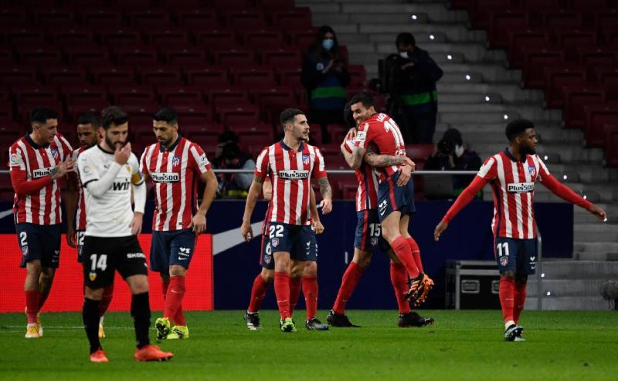 Los jugadores del Atlético celebran el definitivo 3-1 de Correa ante el Valencia.