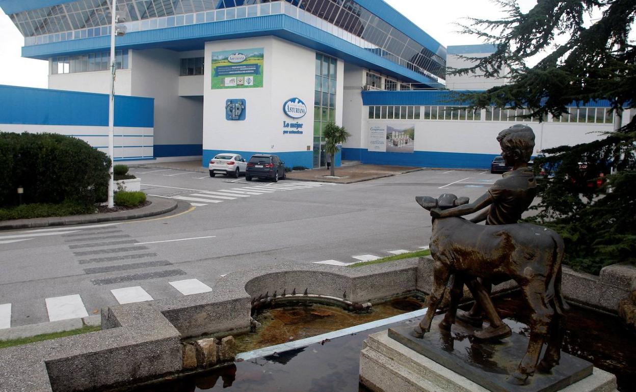 Centro de producción de la Central Lechera Asturiana de la Corporación Alimentaria Peñasanta SA, en Granda