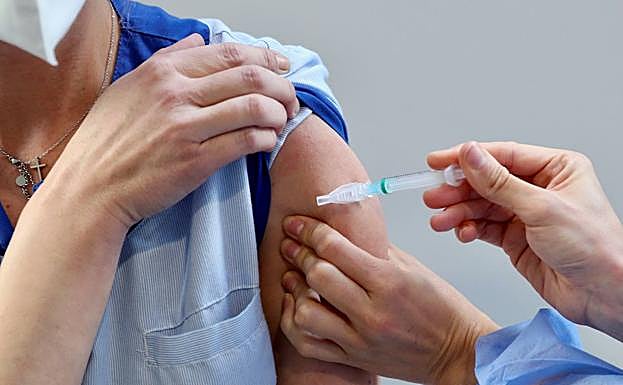 Asturias vacuna a sanitarios con liberación sindical «porque pueden ser necesarios» en esta tercera ola