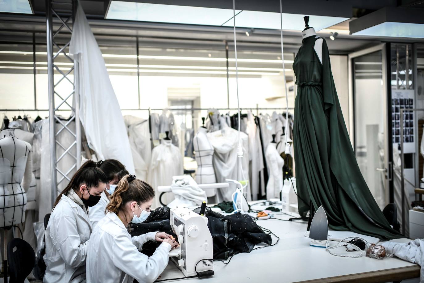 La pandemia de coronavirus no ha logrado cerrar con el atelier de la la casa de moda de alta costura de Christian Dior, que sigue confeccionando impresionantes prendas. 