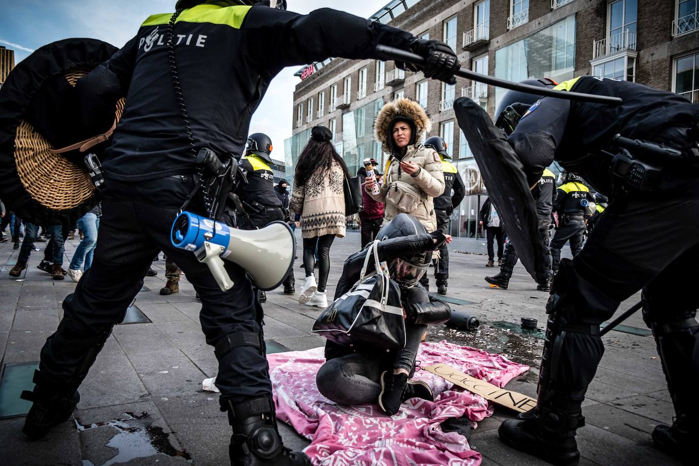 La declaración del primer toque de queda desde la Segunda Guerra Mundial en Países Bajos ha crispado a algunos ciudadanos, que han causado, por tercera noche consecutiva, importantes disturbios en varias ciudades del país. La policía holandesa detuvo a más de 150 personas durante la noche del lunes. 