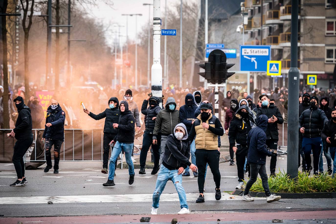 La declaración del primer toque de queda desde la Segunda Guerra Mundial en Países Bajos ha crispado a algunos ciudadanos, que han causado, por tercera noche consecutiva, importantes disturbios en varias ciudades del país. La policía holandesa detuvo a más de 150 personas durante la noche del lunes. 