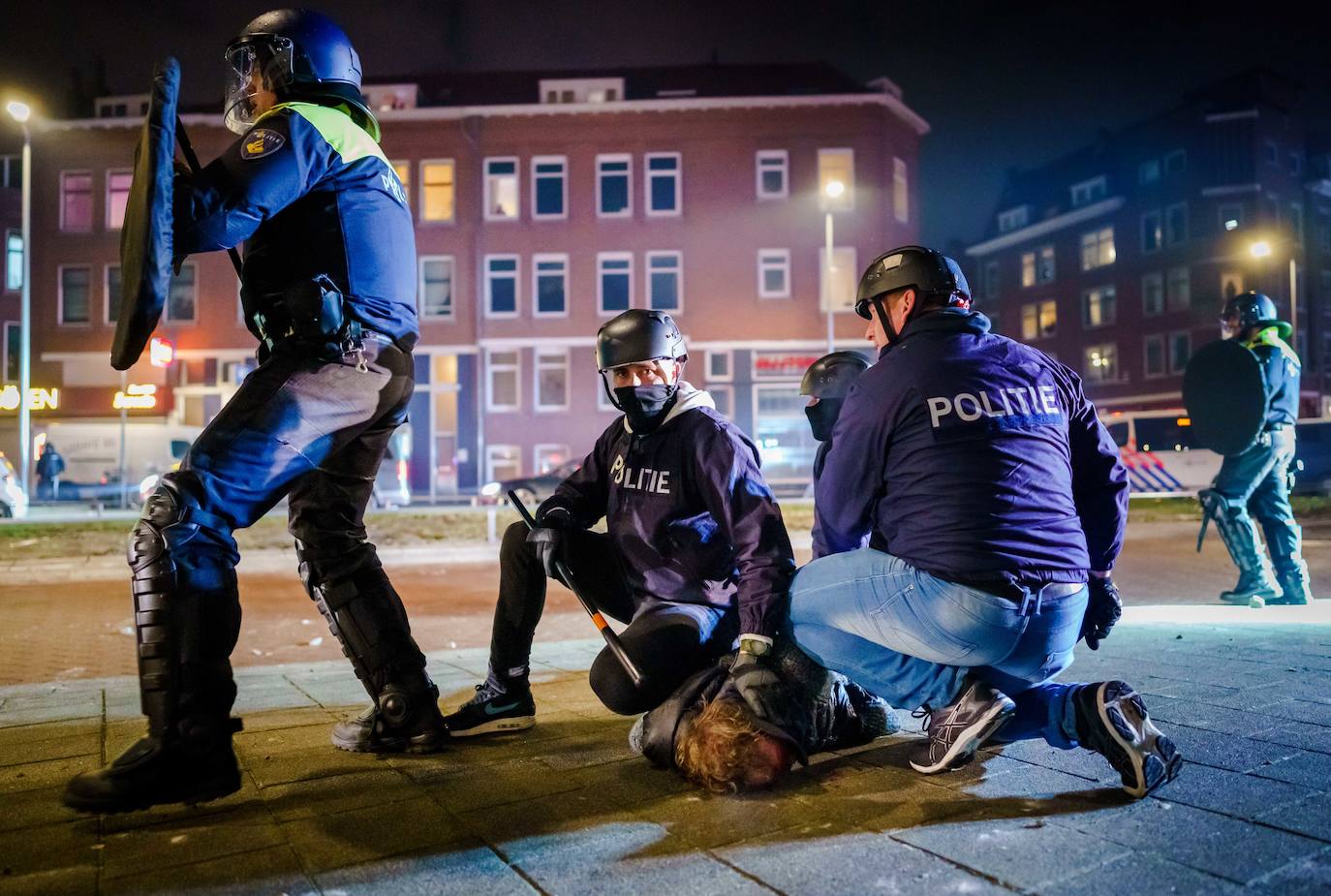 La declaración del primer toque de queda desde la Segunda Guerra Mundial en Países Bajos ha crispado a algunos ciudadanos, que han causado, por tercera noche consecutiva, importantes disturbios en varias ciudades del país. La policía holandesa detuvo a más de 150 personas durante la noche del lunes. 