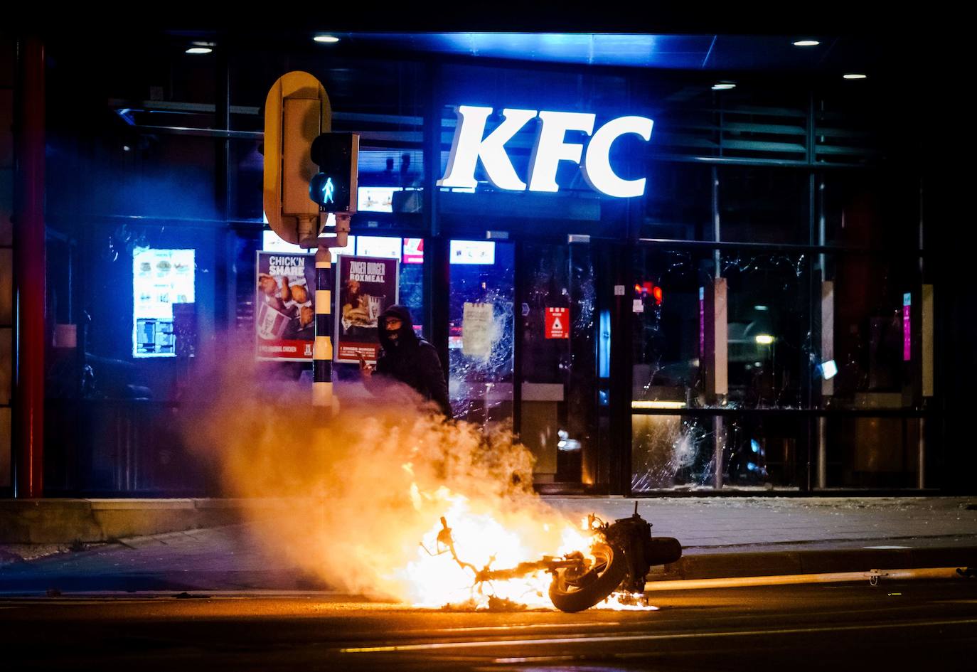 La declaración del primer toque de queda desde la Segunda Guerra Mundial en Países Bajos ha crispado a algunos ciudadanos, que han causado, por tercera noche consecutiva, importantes disturbios en varias ciudades del país. La policía holandesa detuvo a más de 150 personas durante la noche del lunes. 