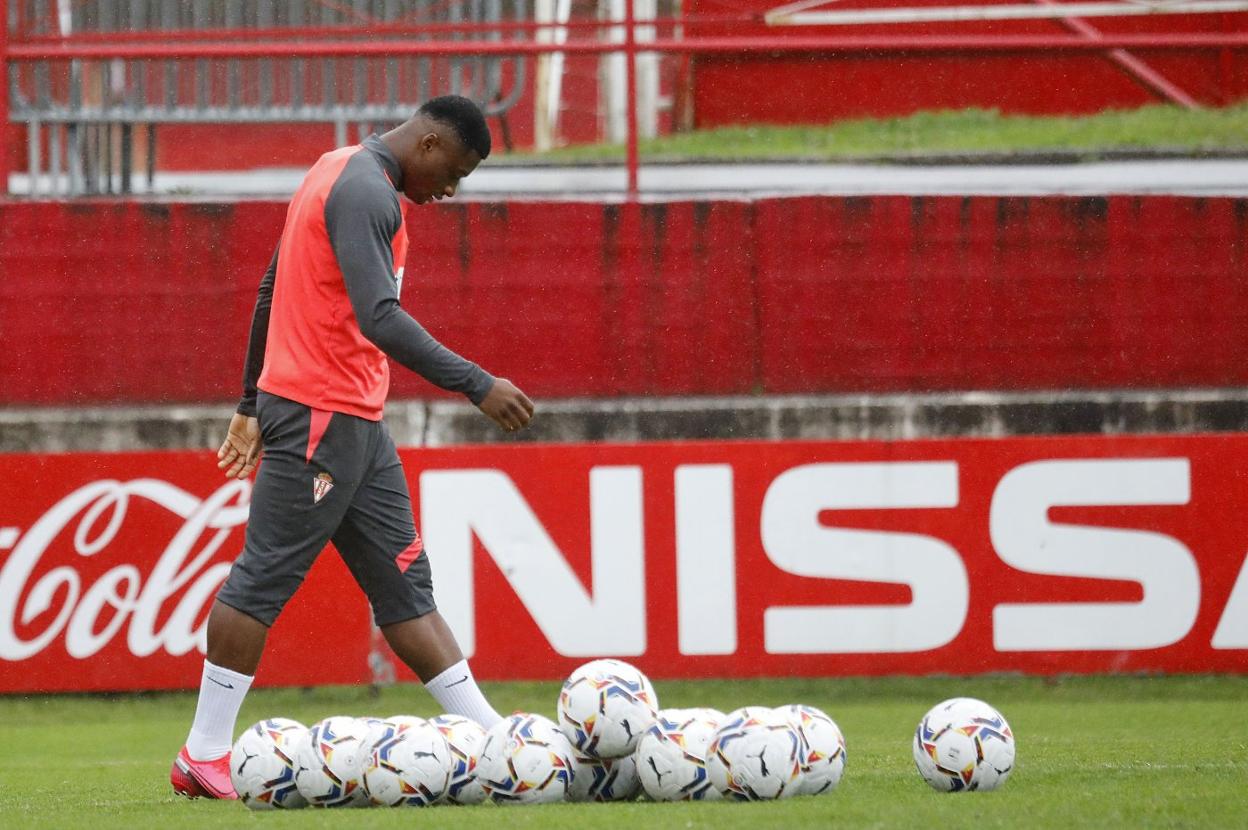 Neftali Manzambi, ayer, en el inicio del entrenamiento en el campo número 2 de Mareo. 