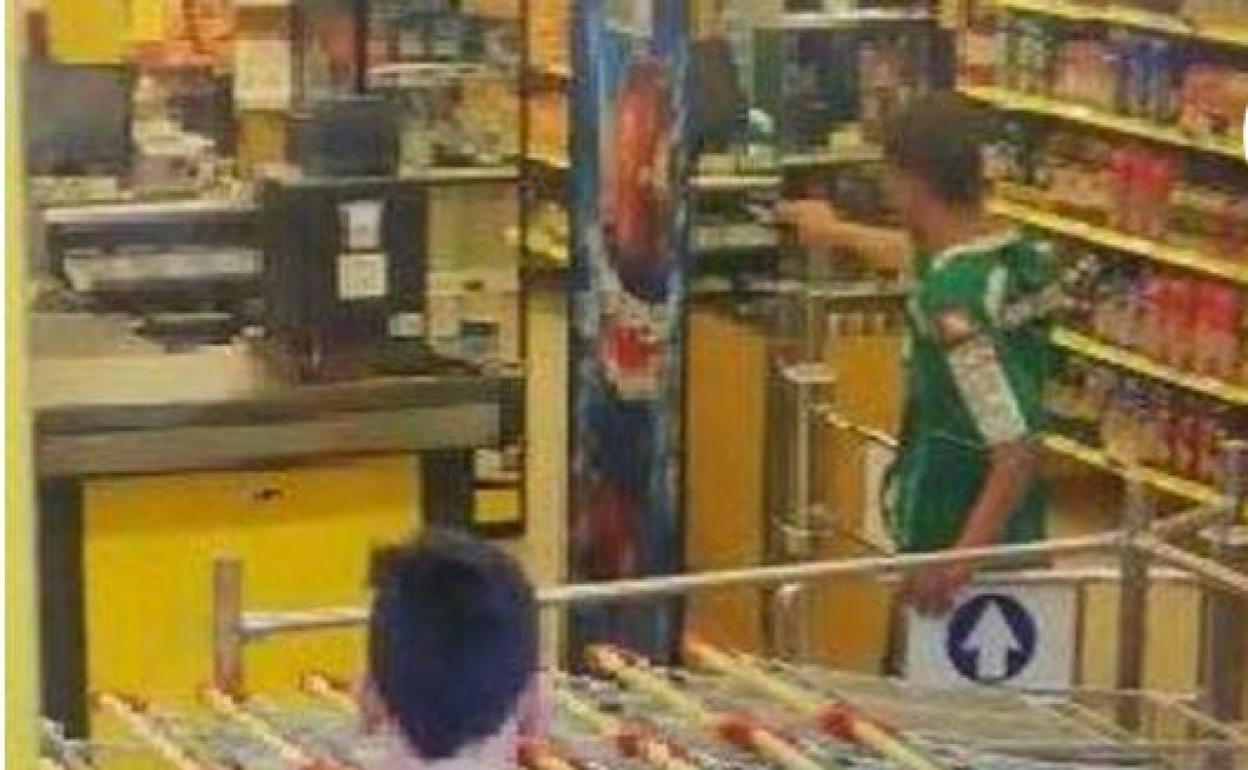 El joven, con la pistola en la mano en el supermercado en 2019. 