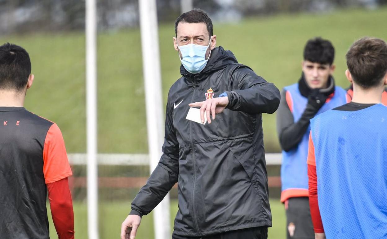 Sergio Sánchez dirige su primer entrenamiento en Mareo.