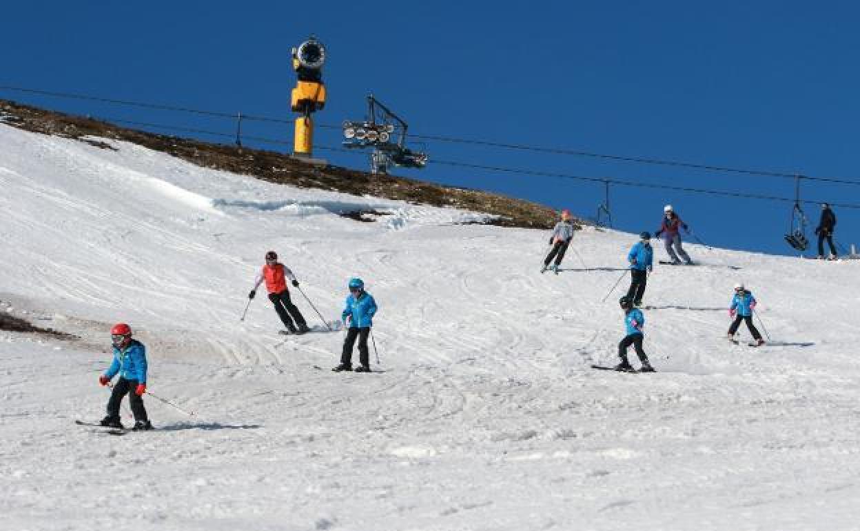 Solo vecinos de Lena y deportistas federados podrán esquiar en Pajares durante el cierre