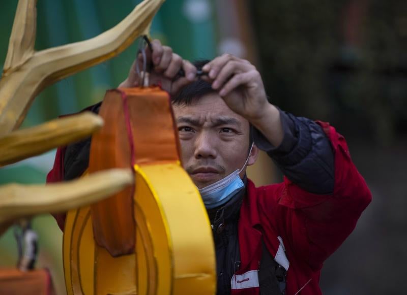 El Año Nuevo Chino comenzará oficialmente el viernes 12 de febrero pero las preparaciones para su llegada ya han arrancado en Shanghai dejando bonitas imágenes a su paso. 2021 será el año del buey de metal, que tomará el relevo a la rata.